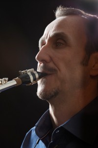Portrait de Michel Supéra avec son nouveau saxophone Buffet Crampon